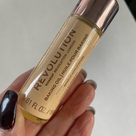 Closet Clear Out! BNIB Gift Bag - Revolution Foundation Set w/ Revolution Primer - Picture 5 of 6